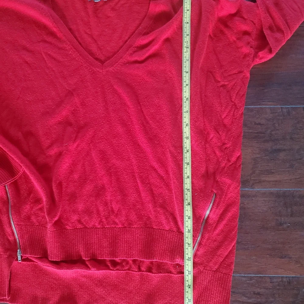 EXPRESS VNECK RED SWEATER 🧣🧣